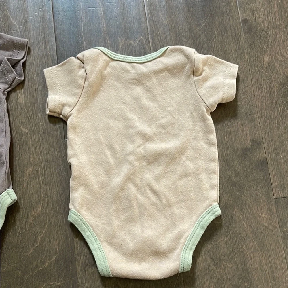 2 Onesie Kyle& Deena 3-6M Brown and Cream